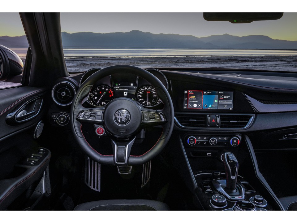 داخل کابین الفا رومنو جولیا 2021